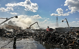 Zastęp straży pożarnej dozoruje jeszcze pogorzelisko przy Zakładzie Gospodarki Odpadów Komunalnymi w Olsztynie